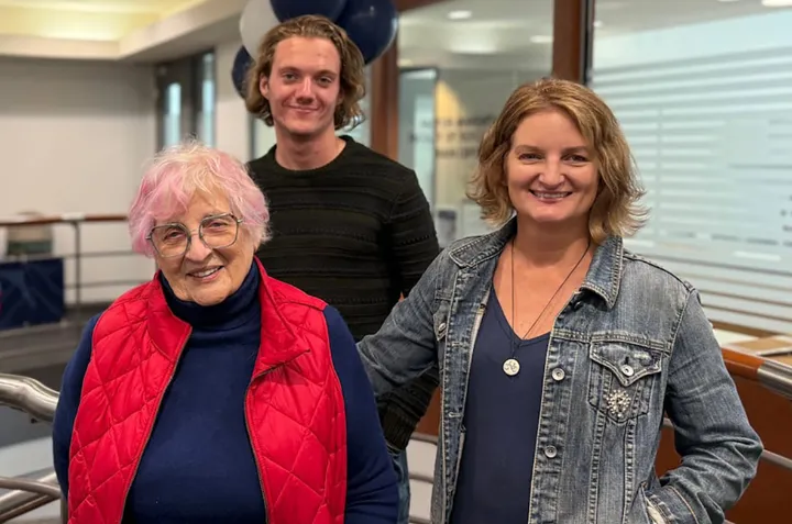 مادربزرگ، نوه و مادر در کنار هم در کلاس‌های دانشگاه!